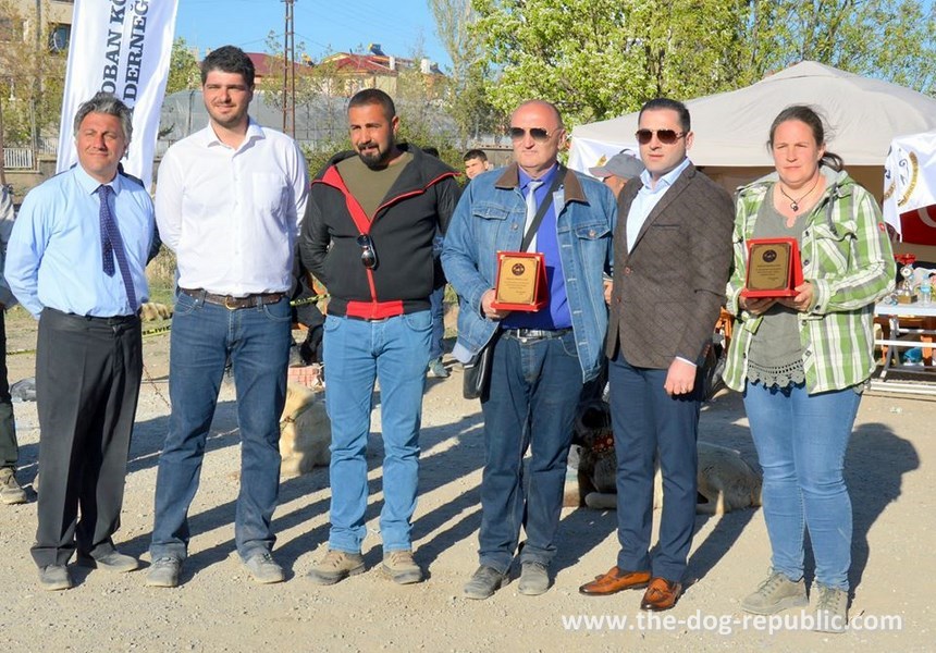 Zahvalnice Ani Šebalj i Zoranu Kosu za predani rad na promociji kangala, Altınyayla, Sivas, Turska, april 2018.